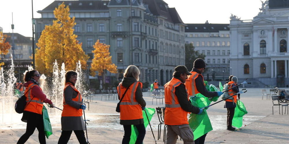 Sechs von 90 Freiwilligen, die an der ersten Zürcher Stadtputzete mitmachten.