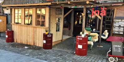 Als zugehörige Theaterbeiz und Ticketverkaufsstelle fungiert das gegenüberliegende Bistro «inä».