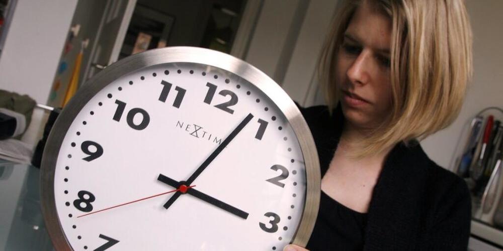 Ab Sonntag gilt wieder die Sommerzeit. Uhren werden in der Schweiz um 2 Uhr auf 3 Uhr vorgestellt. (Symbolbild)