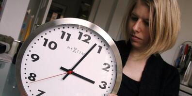 Ab Sonntag gilt wieder die Sommerzeit. Uhren werden in der Schweiz um 2 Uhr auf 3 Uhr vorgestellt. (Symbolbild)