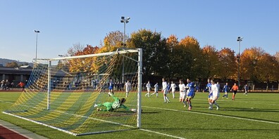 Ideales Fussballwetter in herbstlichem Ambiente auf dem Sportplatz Rüti in Henau.