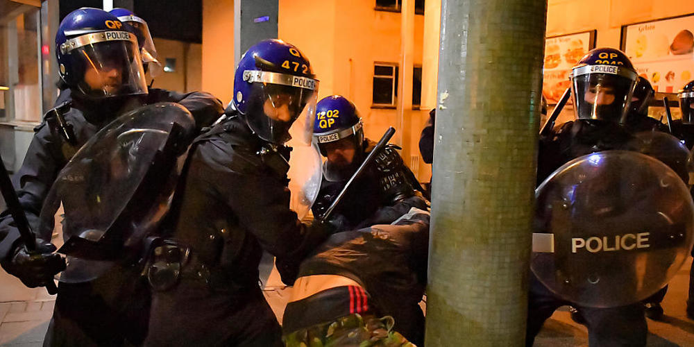 Polizeibeamte treffen auf Demonstranten während des «Kill The Bill»-Protestes. Foto: Ben Birchall/PA Wire/dpa
