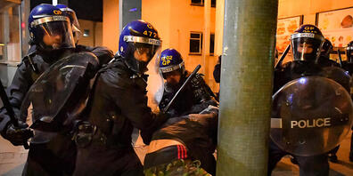 Polizeibeamte treffen auf Demonstranten während des «Kill The Bill»-Protestes. Foto: Ben Birchall/PA Wire/dpa