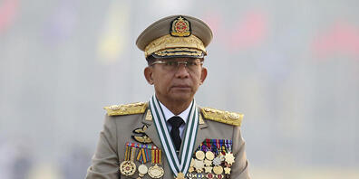 Min Aung Hlaing, Oberbefehlshaber der Streitkräfte von Myanmar, leitet eine Armeeparade am Tag der Streitkräfte. Foto: -/AP/dpa