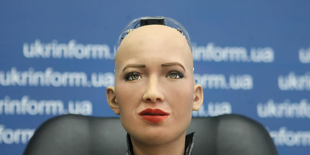 ARCHIV - Der humanoide Roboter Sophia nimmt an der Pressekonferenz bei seinem ersten Besuch in der Ukraine im Pressezentrum der ukrainische Nachrichtenagentur Ukrinform teil. Foto: -/Ukrinform/dpa