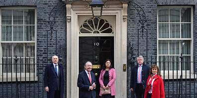 Die Betroffenen Sir Iain Duncan Smith (l-r), David Alton, Nus Ghani, Tim Loughton und Helena Kennedy, Baroness Kennedy of The Shaws, stehen vor der Downing Street 10. Foto: Ian West/PA Wire/dpa