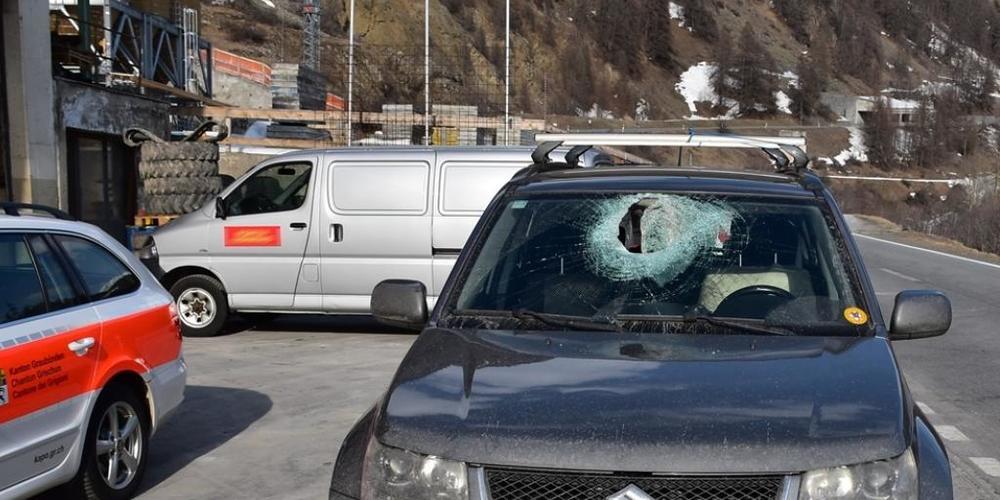 Ein rund sieben Kilogramm schwerer Steinbrocken hat bei Zernez die Frontscheibe dieses Autos durchschlagen. Der Lenker wurde verletzt.