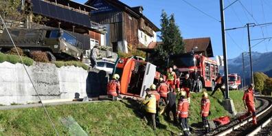 Nach einem Verkehrsunfall in Klosters-Serneus GR war die örtliche Bahnstrecke während rund einer Stunde gesperrt.