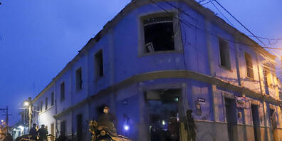 Trümmer einer Autobombe liegen vor dem Rathaus von Corinto. Nach der Explosion der Autobombe im Westen Kolumbiens ist die Zahl der Verletzten nach Regierungsangaben auf mindestens 43 gestiegen. Foto: Juan Bautista Diaz/AP/dpa