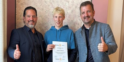 Der erfolgreiche Lehrabsolvent Daniel Dähler (Mitte) durfte den Rotary-Förderpreis aus den Händen von Sandro Hess (l.) und Ivo Eggenberger (r.) entgegennehmen.