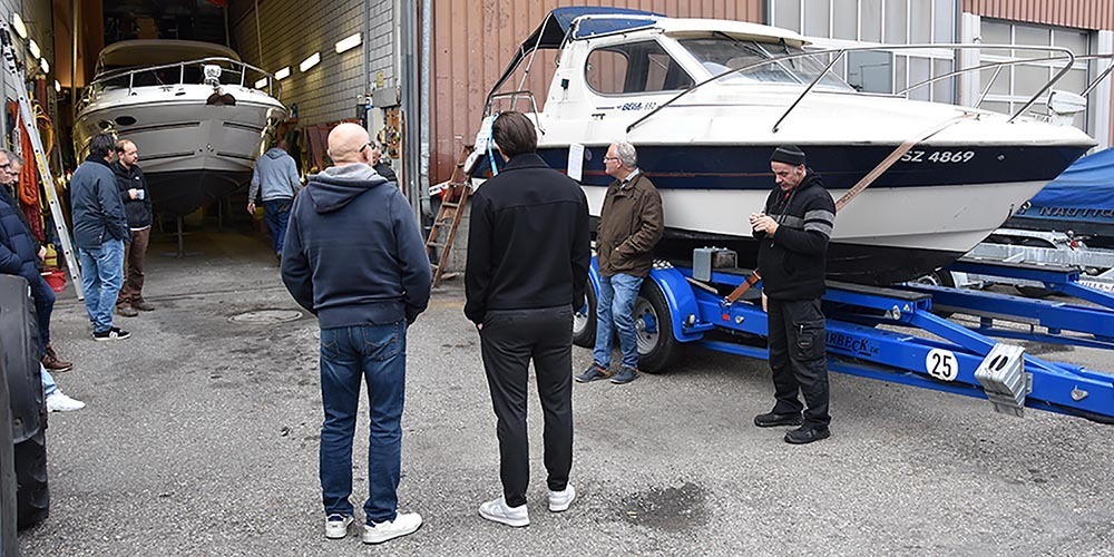Bescheidenes Interesse an der betreibungsamtlichen Steigerung, trotzdem wechselte das «abgesoffene» Boot für 4100 Franken den Besitzer.