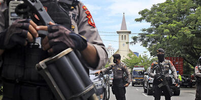 Polizisten stehen in der Nähe einer Kirche, in der es eine Explosion gab. Foto: Yusuf Wahil/AP/dpa