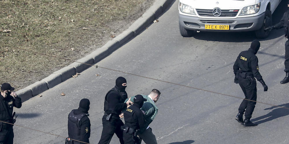 Polizisten nehmen einen Demonstranten in Minsk fest. Foto: Uncredited/AP/dpa