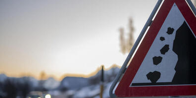 Die Malojastrasse muss wegen Naturgefahren immer wieder gesperrt werden. Ausserdem gibt es oft Unfälle, weil die Strasse zu schmal ist. Nun soll die Strecke umfassend ausgebaut und sicherer gemacht werden. (Archivbild)
