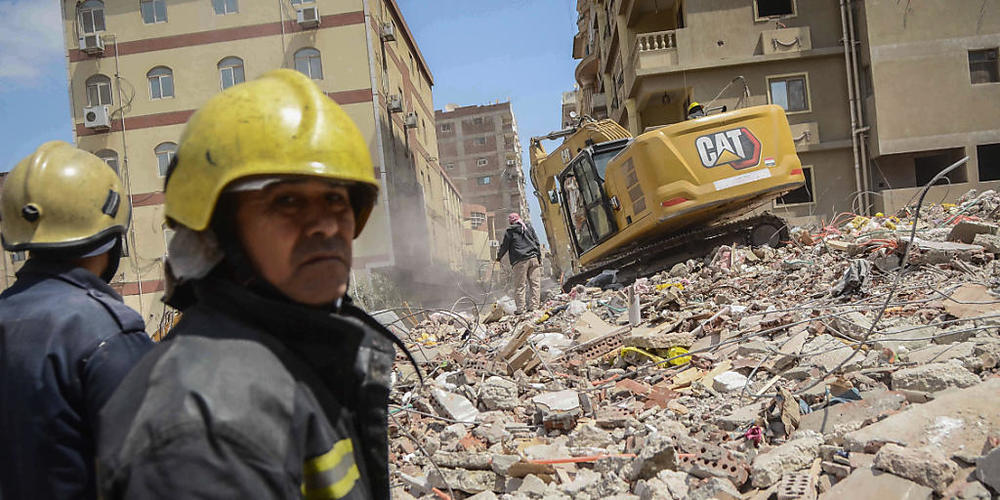 Rettungskräfte durchsuchen die Trümmer eines eingestürzten Wohnhauses. Foto: Tarek Wajeh/dpa