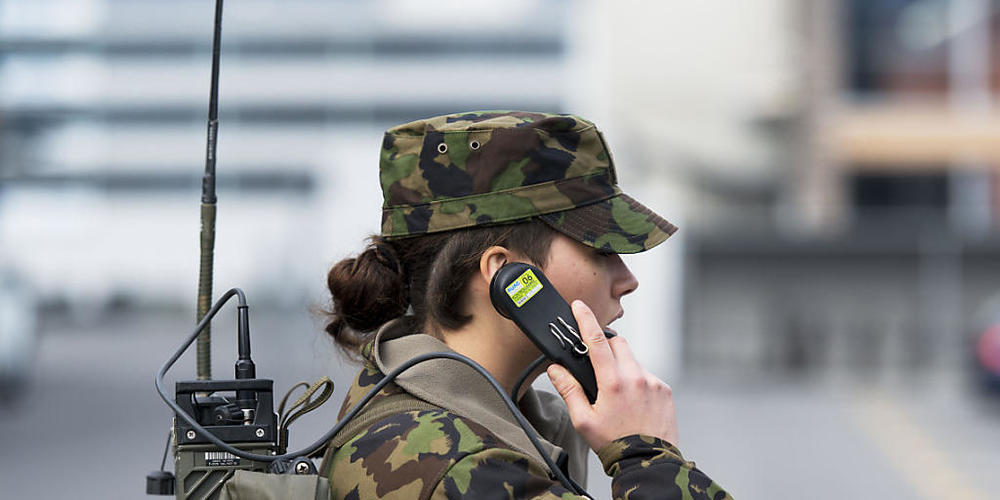 Die Armee passt die Ausrüstung und die Uniformen den Bedürfnissen von Frauen an. (Archivbild)