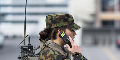 Die Armee passt die Ausrüstung und die Uniformen den Bedürfnissen von Frauen an. (Archivbild)