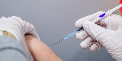 Ein Senior wird von einer medizinischen Fachkraft geimpft. Foto: Daniel Karmann/dpa