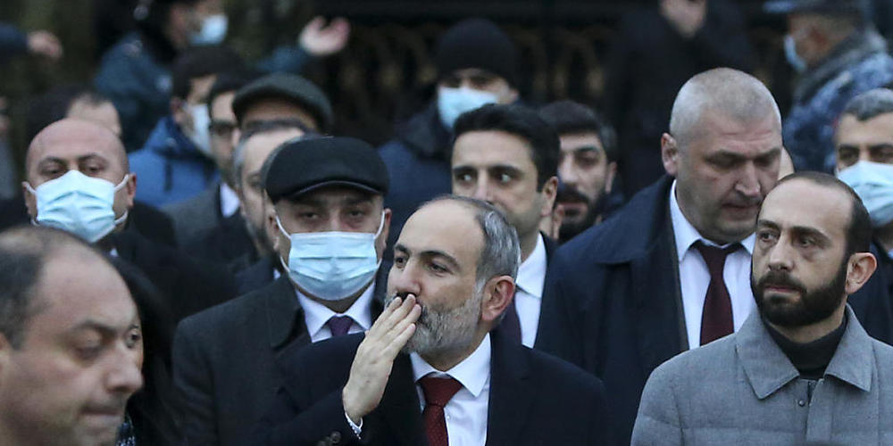 Armeniens Ministerpräsident Nikol Paschinjan begrüßt seine Unterstützer während einer Kundgebung. Foto: Stepan Poghosyan/PHOTOLURE/AP/dpa