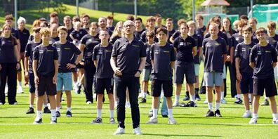 Aufnahmen für den Jubiläumsfilm: Sportschüler und das Team von Appenzellerland Sport posieren im Teufner Landhaus.