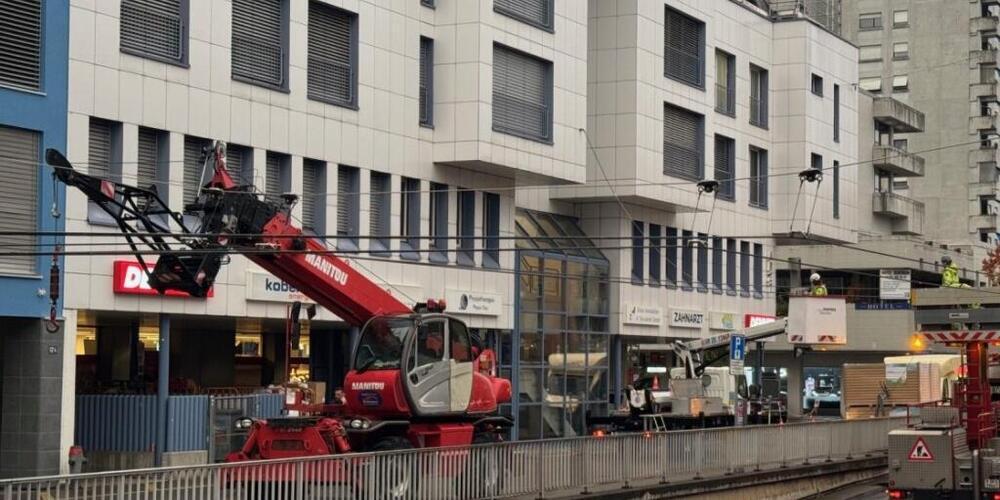 Ein Kran beschädigte in Winterthur-Töss eine Fahrleitung. Das führte zu Störungen im Feierabendverkehr.