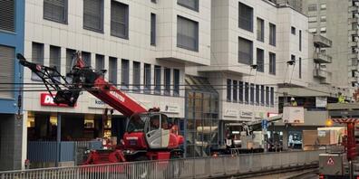 Ein Kran beschädigte in Winterthur-Töss eine Fahrleitung. Das führte zu Störungen im Feierabendverkehr.