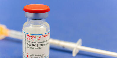 ARCHIV - Der Moderna-Impfstoff in einer Flasche. Foto: Mohssen Assanimoghaddam/dpa