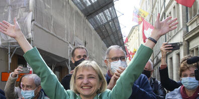 Dutzende Anhängerinnen und Anhänger feiern Fabienne Fischer, die neue Genfer Staatsrätin.