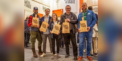 Die strahlenden Sieger des Battle of TASTE (v.l.): Hinterhofmetzgerei GmbH (Staad), vertreten durch Michael Vogt (Fleisch); Werdenberger Brothandwerk (Gams), vertreten durch Raphael Dürr (Backwaren); Urnäscher Milchspezialitäten (Urnäsch), vertreten durch Anja Manser (Käse); Restaurant Ochsen (Berneck), vertreten durch Norbert Kühnis (Hotel/Restaurant) und Sepp’s Glacé (Rorschacherberg), vertreten durch Christian Enzler (Feine Vielfalt).