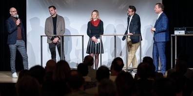 Präsidentin Cécile Mandefield an einem Podium.