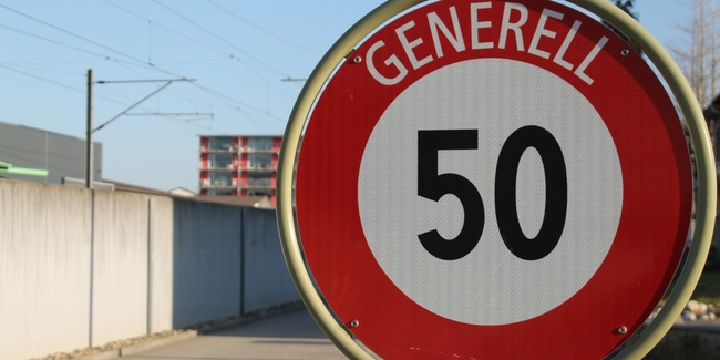 Gemeindeverband und Gemeinden sind gegen die Einführung von generellem Tempo 50 innerorts auf verkehrsorientierten Strassen. (Symbolbild)