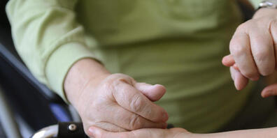 Wer in Graubünden Angehörige pflegt, erhält ab 2027 einen finanziellen Zustupf. (Archivbild)