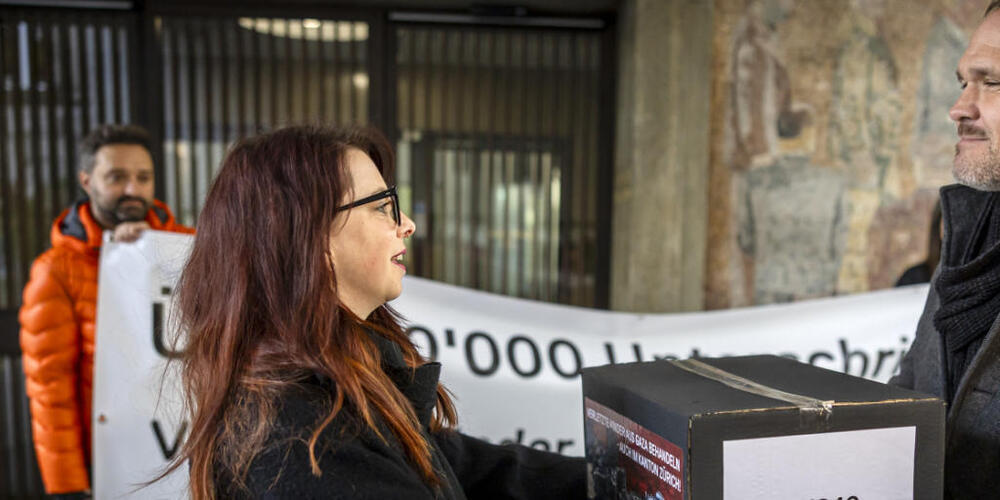 Michèle Dünki-Bättig, Co-Präsidentin der SP Kanton Zürich, übergibt dem stellvertretenden Regierungssprecher des Kantons Zürich, Daniel Eberhard, einen Teil der Unterschriften der Petition "Verletzte Kinder aus Gaza behandeln – auch im Kanton...