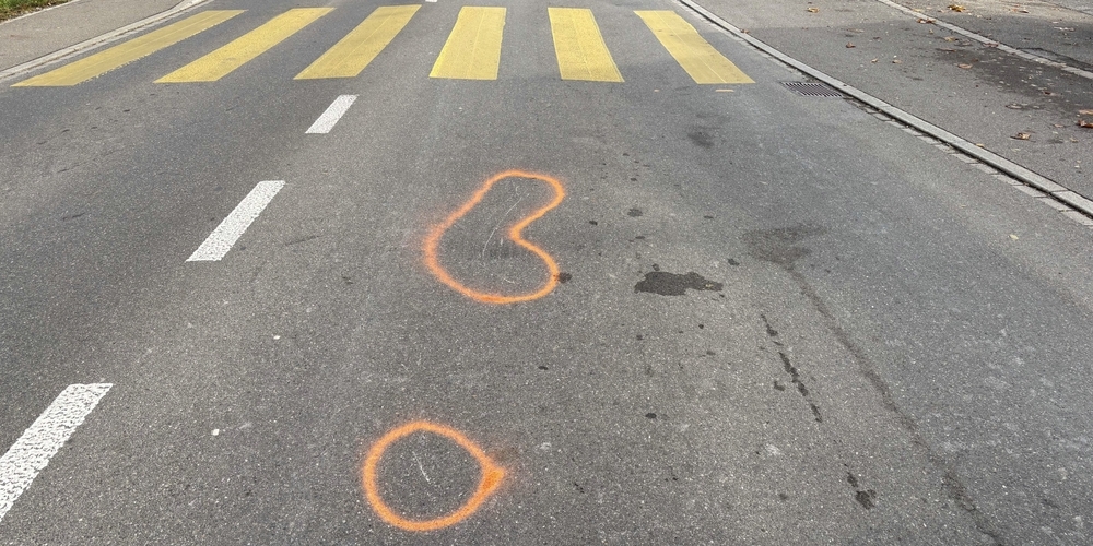Die oder der mutmassliche Autofahrende hat sich nach dem Unfall vom Unfallort entfernt. Die Kantonspolizei St.Gallen sucht Zeugen.