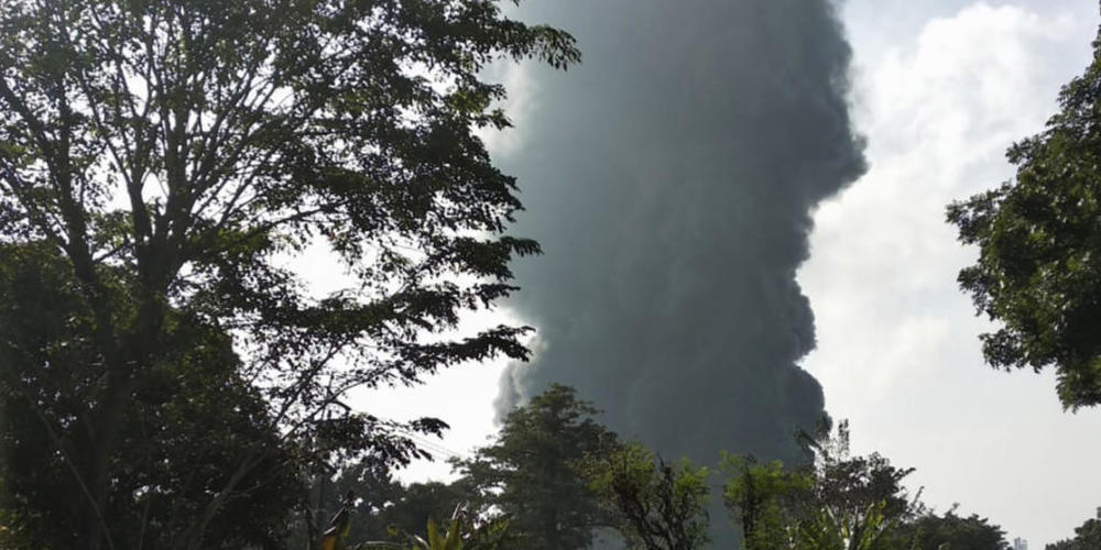 Nach einer Explosion ist es in der Pertamina Balongan Raffinerie zu einem Großbrand gekommen. Foto: Uncredited/AP/dpa