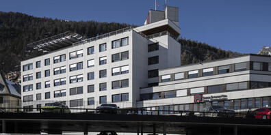 Dem Spital Oberengadin droht die Schliessung, wenn ein 51-Millionen-Franken-Kredit nicht angenommen wird. (Archiv)