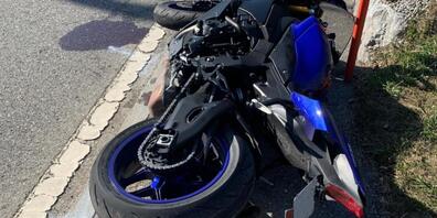 Schwere Beinverletzungen zog sich ein Motorradfahrer auf dem Weg nach Appenzell zu, als er mehrmals gegen die Leitplanke prallte.