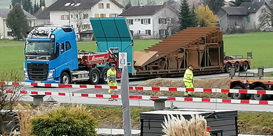 Der grosse Rost wurde diese Woche in der Bodenwiese in Galgenen angeliefert. 