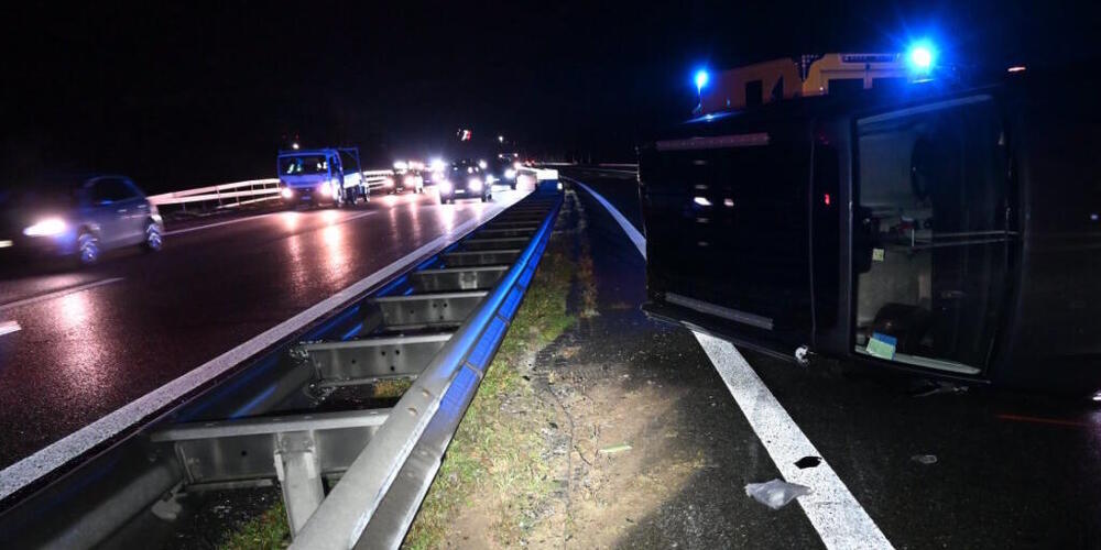 Eines der Fahrzeuge kippte auf die Seite.