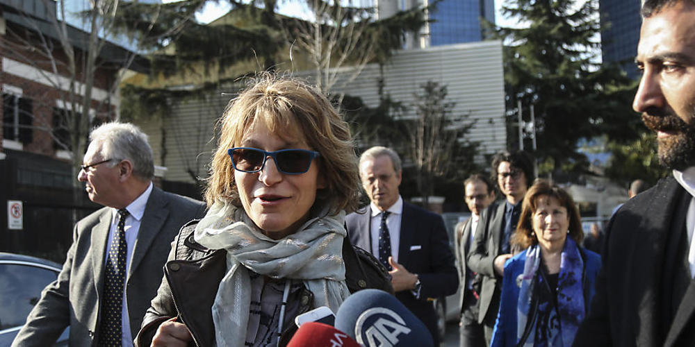 ARCHIV - Agnes Callamard, Berichterstatterin der Vereinten Nationen (UN), wird interviewt, während sie zum saudischen Konsulat geht. Foto: Cemal Yurttas/DHA/AP/dpa