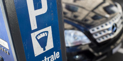 Gemeinden erheben etwa Gebühren, wenn Autos auf öffentlichem Grund abgestellt werden. (Archivaufnahme)