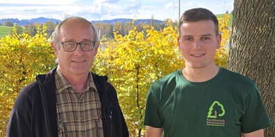 Stabübergabe im Forstrevier Uzwil - von Bruno Cozzio (links) an Mario Böhi.