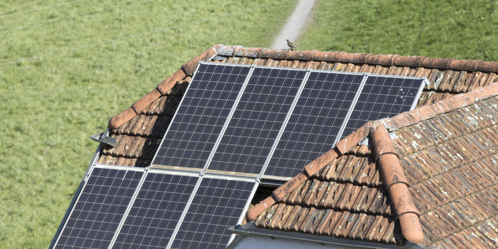 Im Kanton Schwyz wird vermehrt auf Hausdächern Strom produziert. (Archivaufnahme einer Solaranlage in Steinen)