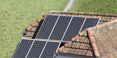 Im Kanton Schwyz wird vermehrt auf Hausdächern Strom produziert. (Archivaufnahme einer Solaranlage in Steinen)