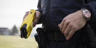 Die Kantonspolizei Zürich erweitert den Kreis der Polizistinnen und Polizisten, welche einen Taser einsetzen können. (Symbolbild)