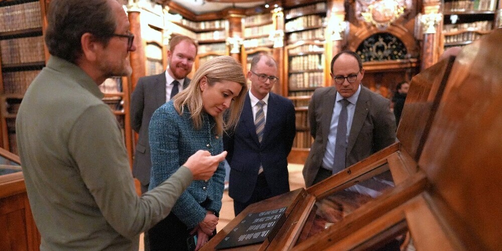 Irische-Botschafterin-besucht-Stiftsbibliothek