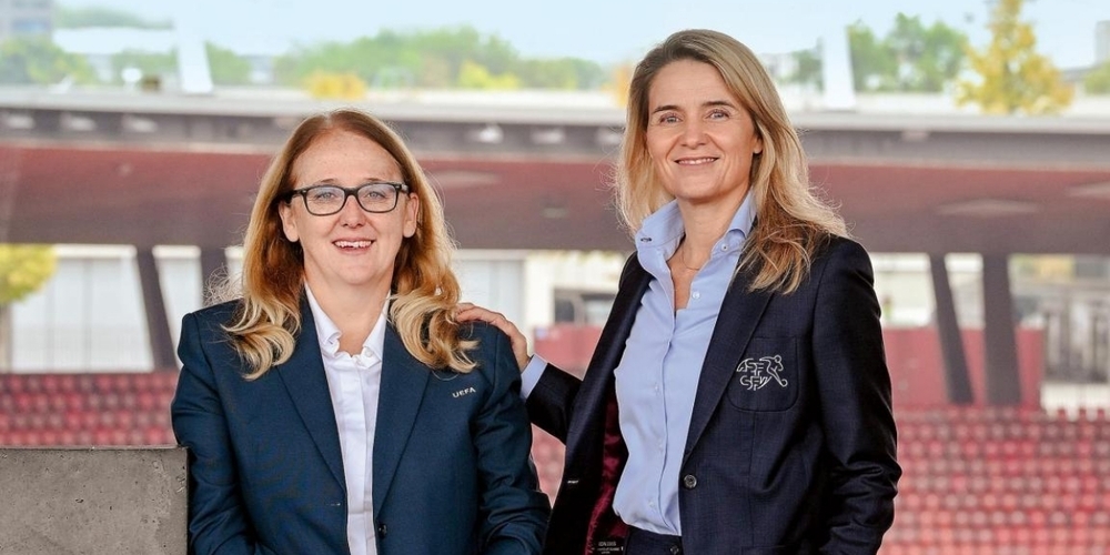 Marion Daube, Direktorin Frauenfussball beim Schweizerischen Fussballverband, (rechts) und Doris Keller, Turnierdirektorin der UEFA Women’s EURO (links) erhalten den Sportpreis des Kantons Zürich 2025.