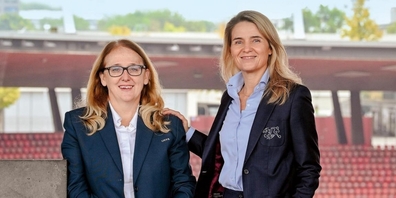 Marion Daube, Direktorin Frauenfussball beim Schweizerischen Fussballverband, (rechts) und Doris Keller, Turnierdirektorin der UEFA Women’s EURO (links) erhalten den Sportpreis des Kantons Zürich 2025.