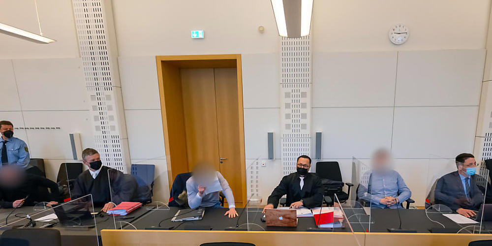 Die Angeklagten mit ihren Verteidigern zu Beginn des Prozesses im Landgericht Dresden. Foto: Matthias Rietschel/dpa-Zentralbild/dpa - ACHTUNG: Person(en) wurde(n) aus rechtlichen Gründen gepixelt