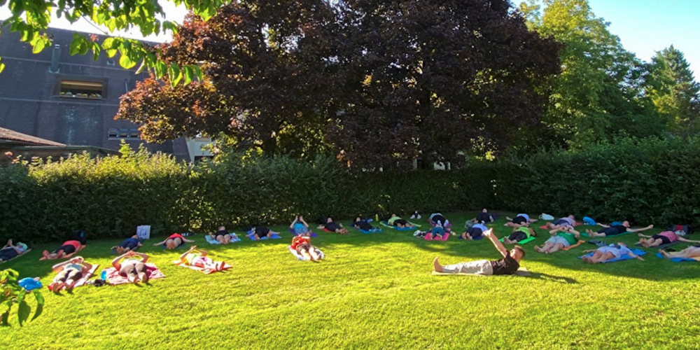 Yogalektion an einem Sommerabend.